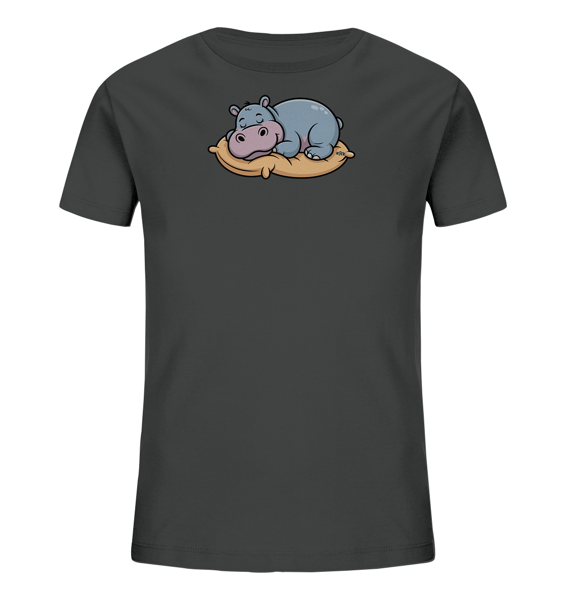 Onlineshop Shirts fuer Kinder - Das Bild zeigt ein dunkelgraues Kinder-T-Shirt mit kurzen Ärmeln. Auf der Vorderseite ist eine liebevolle, cartoonartige Illustration eines schlafenden Nilpferds abgebildet. Das hellblaue Nilpferd liegt friedlich auf einem beigefarbenen Kissen. Das Motiv ist zentriert platziert und verleiht dem Shirt einen sanften und verspielten Ausdruck.