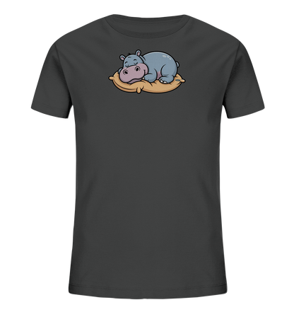 Onlineshop Shirts fuer Kinder - Das Bild zeigt ein dunkelgraues Kinder-T-Shirt mit kurzen Ärmeln. Auf der Vorderseite ist eine liebevolle, cartoonartige Illustration eines schlafenden Nilpferds abgebildet. Das hellblaue Nilpferd liegt friedlich auf einem beigefarbenen Kissen. Das Motiv ist zentriert platziert und verleiht dem Shirt einen sanften und verspielten Ausdruck.