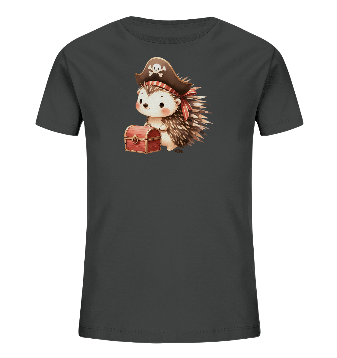 Onlineshop Shirts fuer Kinder - Das Bild zeigt ein dunkelgraues T-Shirt fuer Kinder mit einem verspielten Druck. Zu sehen ist ein niedlicher Igel, der als Pirat verkleidet ist. Der Igel traegt einen Piratenhut mit Totenkopfmotiv und sitzt neben einer kleinen, geschlossenen Schatzkiste. Das Design wirkt froehlich und abenteuerlich.
