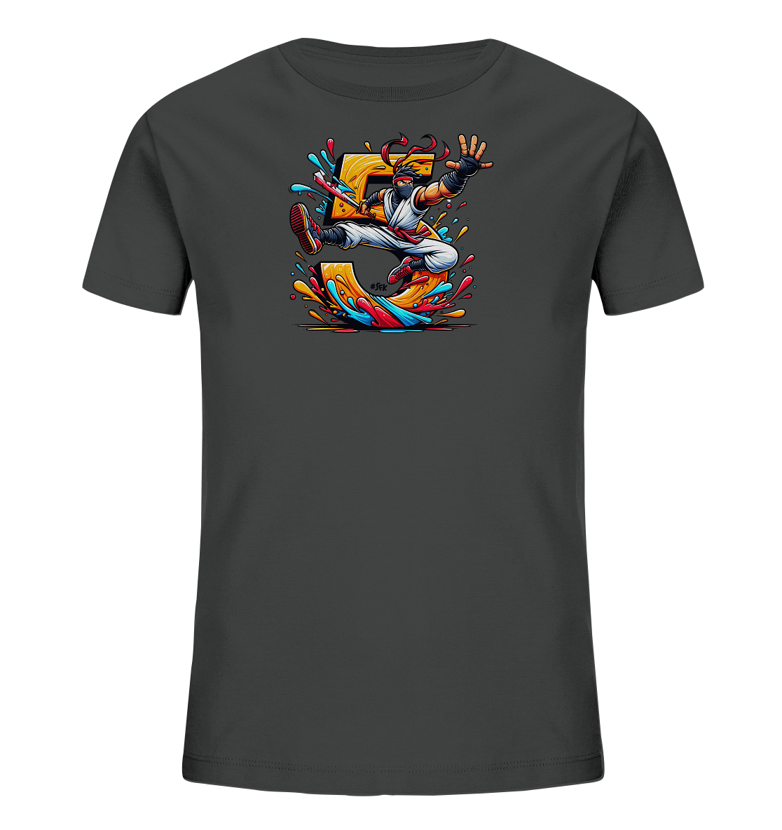 Onlineshop Shirts fuer Kinder - Dieses dunkelgraue T-Shirt fuer Kinder zeigt eine coole Illustration eines Ninjas in Aktion. Der Ninja, gekleidet in Weiss mit rotem Stirnband, springt ueber eine grosse, gelbe Ziffer '5'. Das Motiv wird von dynamischen Farbspritzern in Blau, Rot und Gelb umrahmt, die das Design lebendig machen.