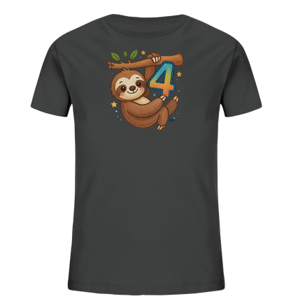 Onlineshop Shirts fuer Kinder - Das Bild zeigt ein dunkelgraues T-Shirt mit einem niedlichen Aufdruck eines Faultiers. Das Faultier haengt an einem Ast und laechelt freundlich in die Kamera. Neben dem Faultier ist die Zahl '4' in einem bunten Patch-Stil abgebildet und haengt ebenfalls am Ast. Kleine Sterne und blaue Punkte ergaenzen das verspielte Motiv.