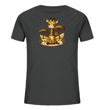 Onlineshop Shirts fuer Kinder - Das Bild zeigt ein dunkelgraues Kinder T-Shirt. Auf der Vorderseite ist eine Illustration einer sitzenden Baby-Giraffe mit Punkten abgebildet. Dahinter ist eine stilisierte Savannenlandschaft mit Baeumen und Gras zu sehen. Neben der Giraffe ist die Zahl '6' in Orange platziert.