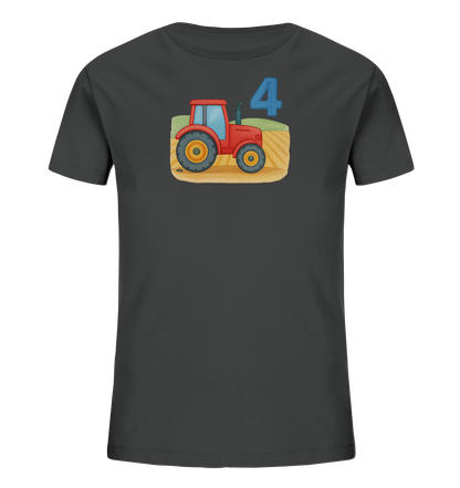 Onlineshop Shirts fuer Kinder - Das Bild zeigt ein dunkelgraues Kinder-T-Shirt mit einem farbenfrohen Motiv auf der Vorderseite. Im Zentrum des Motivs steht ein roter Cartoon-Traktor mit gelben Raedern vor einem landwirtschaftlichen Hintergrund. Über dem Traktor ist eine grosse blaue Zahl '4' platziert. Das Design ist lebendig und detailreich, ideal fuer Kinder.