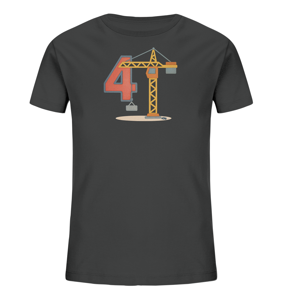 Onlineshop Shirts fuer Kinder - Das Bild zeigt ein dunkelgraues T-Shirt fuer Kinder mit einem Baustellen-Motiv. Eine rote Zahl 4 ist zentral platziert, daneben steht ein gelber Baukran. Der Kran hebt einen grauen Block, und beide Elemente sind auf einer hellen Flaeche dargestellt. Das Design wirkt robust und verspielt.