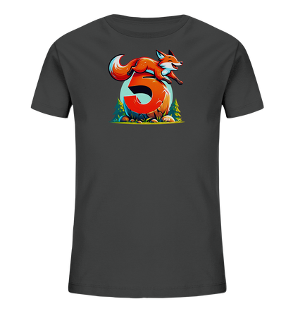 Onlineshop Shirts für Kinder - Das Bild zeigt ein dunkelgraues Kinder-T-Shirt mit einem farbenfrohen Druck auf der Vorderseite. Im Zentrum des Designs steht eine große, orangefarbene Zahl '5', die auf einem erdigen Untergrund mit Steinen und Pflanzen ruht. Ein stilisierter orangefarbener Fuchs mit weißem Bauch und Schwanzspitze springt dynamisch über die Zahl '5'. Der Hintergrund hinter dem Fuchs und der Zahl ist ein hellblauer Kreis, der das Motiv hervorhebt.