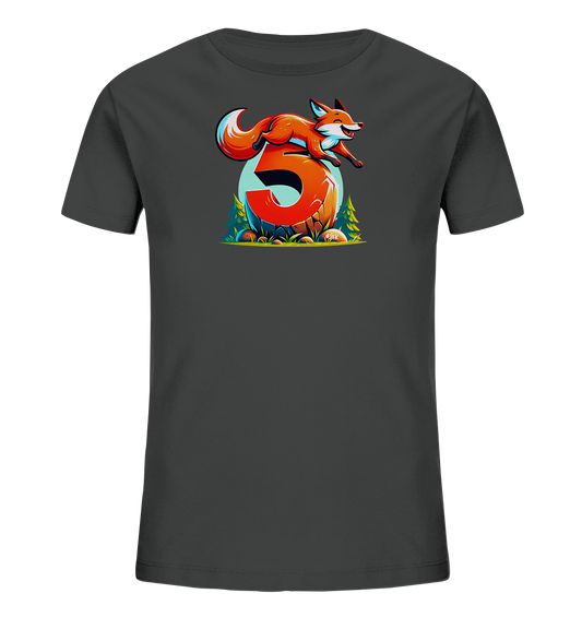 Onlineshop Shirts für Kinder - Das Bild zeigt ein dunkelgraues Kinder-T-Shirt mit einem farbenfrohen Druck auf der Vorderseite. Im Zentrum des Designs steht eine große, orangefarbene Zahl '5', die auf einem erdigen Untergrund mit Steinen und Pflanzen ruht. Ein stilisierter orangefarbener Fuchs mit weißem Bauch und Schwanzspitze springt dynamisch über die Zahl '5'. Der Hintergrund hinter dem Fuchs und der Zahl ist ein hellblauer Kreis, der das Motiv hervorhebt.