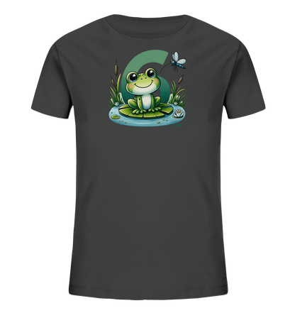 Onlineshop Shirts fuer Kinder - Dieses dunkelgraue Kinder-T-Shirt praesentiert eine niedliche Grafik eines Frosches. Der Frosch sitzt auf einem Seerosenblatt in einem Teich mit Schilf und einer Seerosenbluete. Hinter dem Frosch ist eine grosse, gruene Zahl '6' zu sehen, und eine Libelle fliegt darueber. Das Motiv ist im Cartoon-Stil gehalten und wirkt freundlich und verspielt.