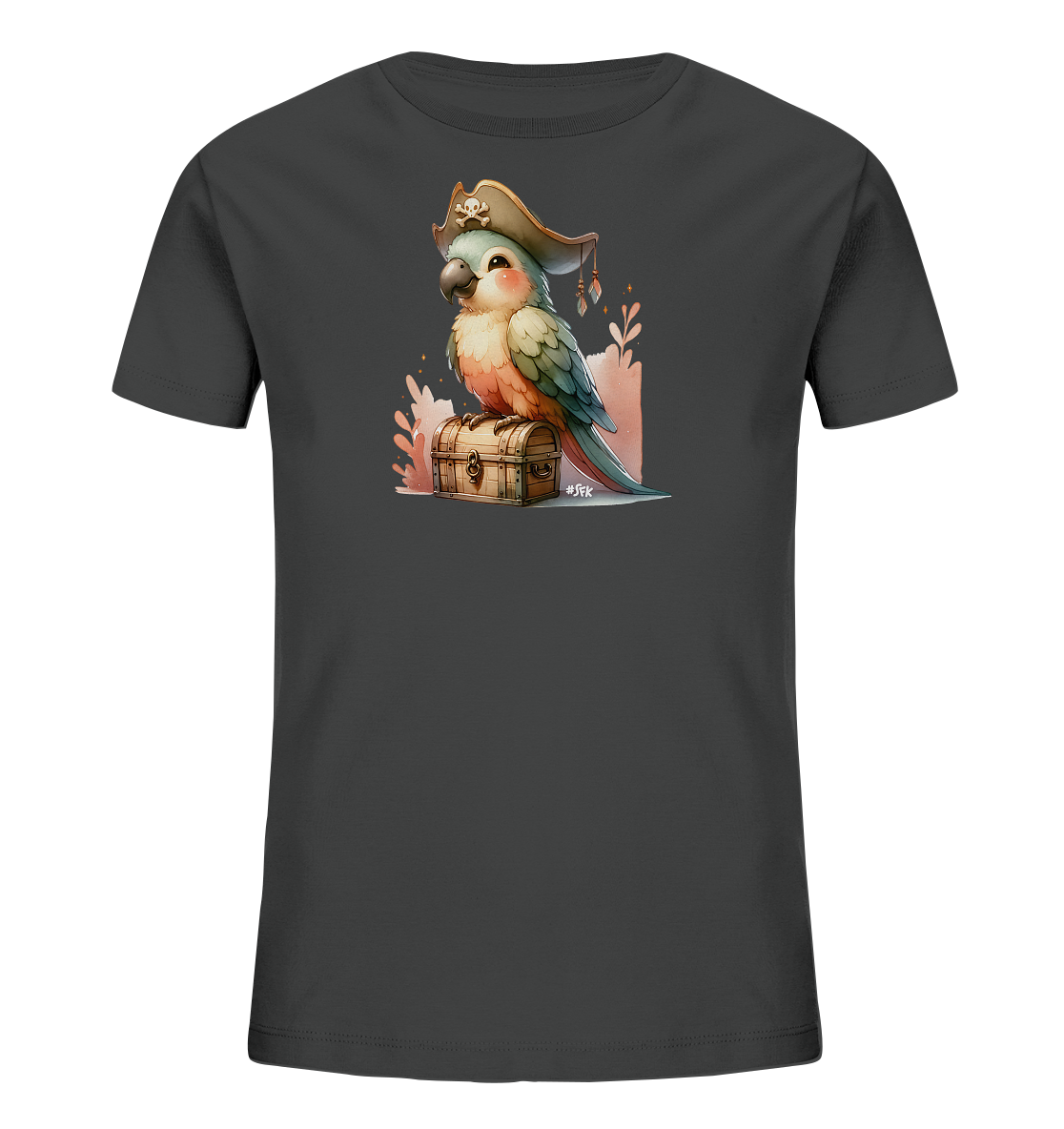 Onlineshop Shirts fuer Kinder - Dieses dunkelgraue T-Shirt zeigt eine niedliche Illustration eines Papageis mit einem Piratenhut. Der bunte Papagei sitzt auf einer Holzschatzkiste. Das Design ist im Stil einer Aquarellzeichnung gehalten und zeigt sanfte Farben und verspielte Details wie einen Totenkopf auf dem Hut und florale Elemente im Hintergrund. Es ist ein froehliches Motiv fuer Kinder.
