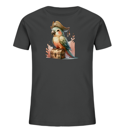 Onlineshop Shirts fuer Kinder - Dieses dunkelgraue T-Shirt zeigt eine niedliche Illustration eines Papageis mit einem Piratenhut. Der bunte Papagei sitzt auf einer Holzschatzkiste. Das Design ist im Stil einer Aquarellzeichnung gehalten und zeigt sanfte Farben und verspielte Details wie einen Totenkopf auf dem Hut und florale Elemente im Hintergrund. Es ist ein froehliches Motiv fuer Kinder.