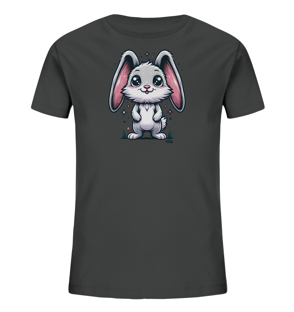 Onlineshop Shirts fuer Kinder - Das Bild zeigt ein anthrazitfarbenes T-Shirt fuer Kinder mit einem niedlichen, cartoonhaften Hasenmotiv auf der Vorderseite. Der Hase ist weiss mit grossen rosa Ohren und hat grosse Augen sowie ein freundliches Laecheln. Er steht auf einem kleinen Stueck Boden mit Gras und wenigen Blueten, umgeben von funkelnden Elementen. Das Design wirkt verspielt und ansprechend.