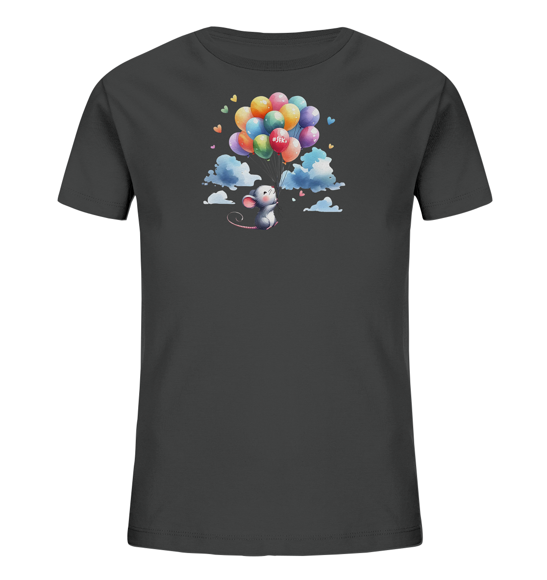 Onlineshop Shirts für Kinder - Das Bild zeigt ein dunkles graues Kinder T-Shirt, bedruckt mit einer charmanten Illustration einer kleinen Maus, die an einem Bund bunter Ballons in den Himmel aufsteigt. Umgeben von Wolken und kleinen Herzen, vermittelt das Design eine fröhliche und verträumte Stimmung. Einer der Ballons trägt die Aufschrift "#SFK.". Dieses verspielte Motiv ist ideal für Kinderkleidung.