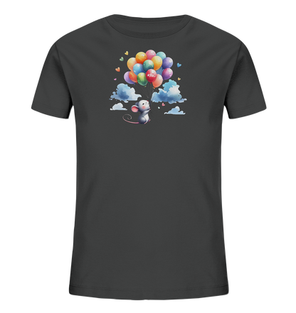 Onlineshop Shirts für Kinder - Das Bild zeigt ein dunkles graues Kinder T-Shirt, bedruckt mit einer charmanten Illustration einer kleinen Maus, die an einem Bund bunter Ballons in den Himmel aufsteigt. Umgeben von Wolken und kleinen Herzen, vermittelt das Design eine fröhliche und verträumte Stimmung. Einer der Ballons trägt die Aufschrift "#SFK.". Dieses verspielte Motiv ist ideal für Kinderkleidung.