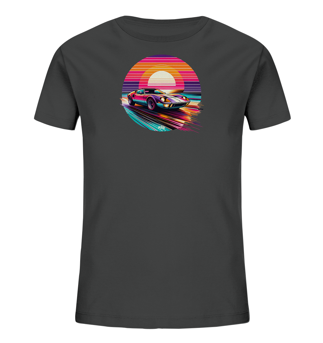 Onlineshop Shirts fuer Kinder - Das Bild zeigt ein dunkles T-Shirt fuer Kinder mit einem auffaelligen Grafikdruck. Der Druck ist ein Kreis, der eine Szene im Stil der 80er Jahre darstellt, mit einem sportlichen Retro-Auto das auf den Betrachter zufaehrt. Dahinter ist ein bunter Sonnenuntergang mit horizontalen Streifen in lebhaften Farben wie Pink, Lila und Tuerkis zu sehen. Das Design vermittelt ein Gefuehl von Geschwindigkeit und Nostalgie.