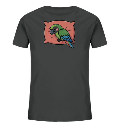 Onlineshop Shirts fuer Kinder - Das Bild zeigt ein dunkelgraues Kinder-T-Shirt mit einem niedlichen Motiv eines schlafenden Papageis. Der gruene Vogel liegt entspannt auf einem rosafarbenen Kissen. Seine Augen sind geschlossen und seine Fluegel zeigen blaue Akzente, waehrend der Schwanz eine Mischung aus Blau und Rot ist. Dieses verspielte Design verleiht dem Shirt einen ruhigen und suessen Charakter.