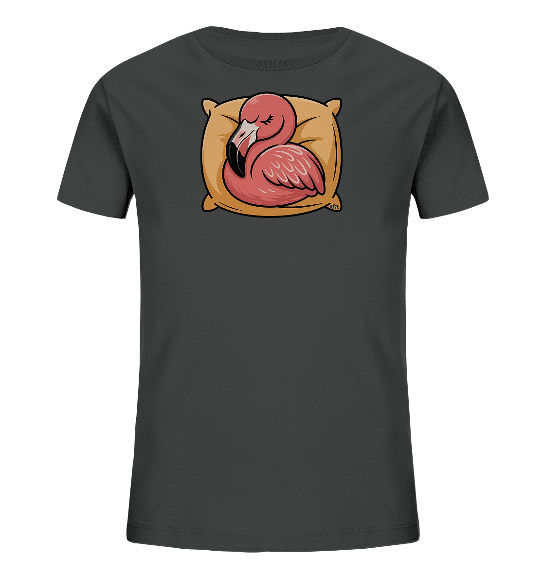 Onlineshop Shirts fuer Kinder - Das Bild zeigt ein dunkelgraues Kinder-T-Shirt mit einem niedlichen Print. Im Zentrum des Designs ist ein schlafender, rosafarbener Flamingo zu sehen, der es sich auf einem gemuetlichen, orangefarbenen Kissen bequem gemacht hat. Der Flamingo ist mit geschlossenen Augen dargestellt, was seine Ruhe unterstreicht. Das Motiv verleiht dem Shirt einen verspielten und entspannten Charakter.