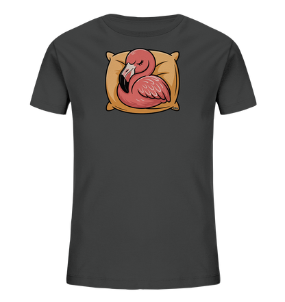Onlineshop Shirts fuer Kinder - Das Bild zeigt ein dunkelgraues Kinder-T-Shirt mit einem niedlichen Print. Im Zentrum des Designs ist ein schlafender, rosafarbener Flamingo zu sehen, der es sich auf einem gemuetlichen, orangefarbenen Kissen bequem gemacht hat. Der Flamingo ist mit geschlossenen Augen dargestellt, was seine Ruhe unterstreicht. Das Motiv verleiht dem Shirt einen verspielten und entspannten Charakter.