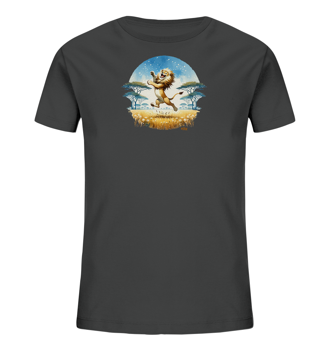 Onlineshop Shirts fuer Kinder - Dieses dunkelgraue Kinder-T-Shirt zeigt ein rundes Grafikmotiv auf der Vorderseite. Das Motiv stellt einen froehlich springenden Cartoon-Loewen in einer Savannenlandschaft mit Akazienbaeumen dar. Der Hintergrund zeigt einen blauen Himmel mit hellen Sprenkeln. Die Szene ist von Graesern und weissen Blumen umgeben.