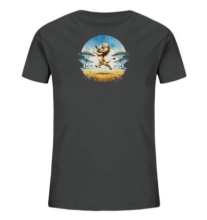 Onlineshop Shirts fuer Kinder - Dieses dunkelgraue Kinder-T-Shirt zeigt ein rundes Grafikmotiv auf der Vorderseite. Das Motiv stellt einen froehlich springenden Cartoon-Loewen in einer Savannenlandschaft mit Akazienbaeumen dar. Der Hintergrund zeigt einen blauen Himmel mit hellen Sprenkeln. Die Szene ist von Graesern und weissen Blumen umgeben.