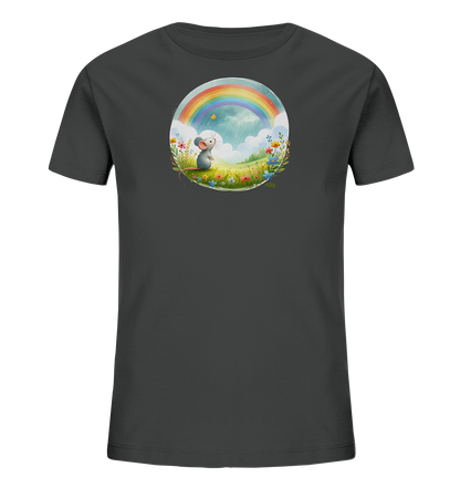 Onlineshop Shirts fuer Kinder - Dieses dunkelgraue T-Shirt fuer Kinder zeigt eine runde Grafik eines bezaubernden Motivs. Eine kleine Maus sitzt in einem bluehenden Feld und blickt zum Himmel, wo ein bunter Regenbogen ueber Wolken und Regen erscheint. Ein Schmetterling flattert in der Naehe. Dieses Design faengt eine friedliche Szene in der Natur ein.