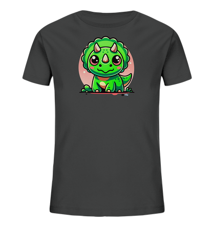 Onlineshop Shirts fuer Kinder - Das Bild zeigt ein dunkelgraues Kinder-T-Shirt mit einem niedlichen Aufdruck auf der Vorderseite. Die Grafik stellt einen sitzenden, gruenen Cartoon-Triceratops-Dinosaurier dar, der grosse Augen und ein freundliches Gesicht hat. Der Dinosaurier sitzt vor einem hellrosa Oval und ist farbenfroh gestaltet. Dieses Design wirkt verspielt und ansprechend fuer junge Dino-Liebhaber.