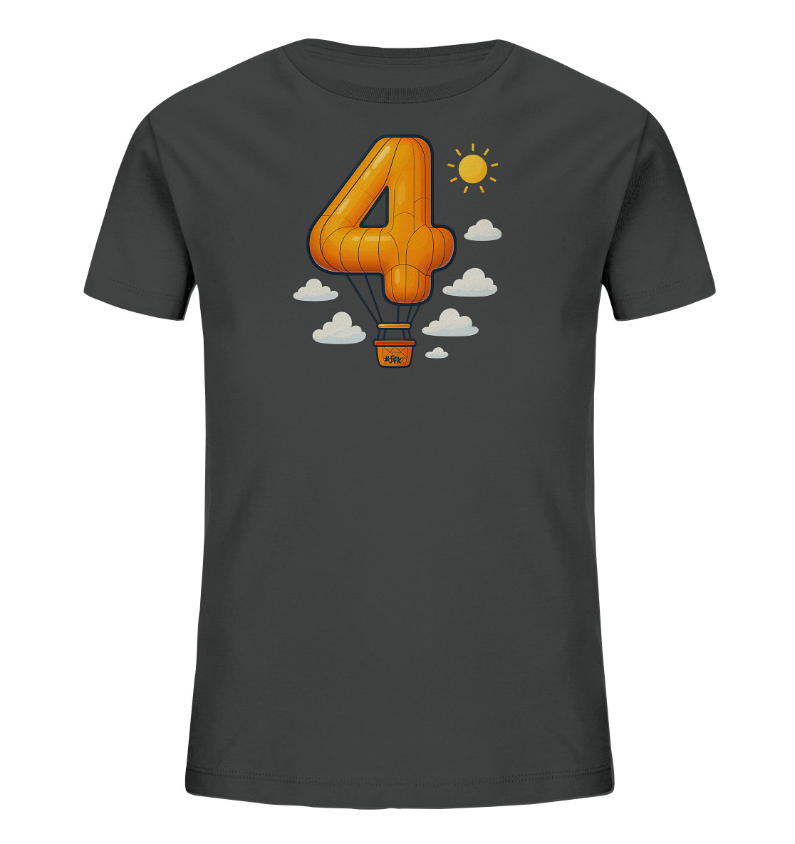Onlineshop Shirts fuer Kinder - Das Bild zeigt ein dunkelgraues T-Shirt fuer Kinder mit einem auffaelligen Druck auf der Vorderseite. Das zentrale Motiv ist eine Illustration eines orangefarbenen Heissluftballons, der die Form der Zahl vier hat. Der Ballon schwebt zwischen cartoonartigen weissen Wolken, und am oberen Rand ist eine kleine gelbe Sonne zu sehen. Das Design ist verspielt und farbenfroh.