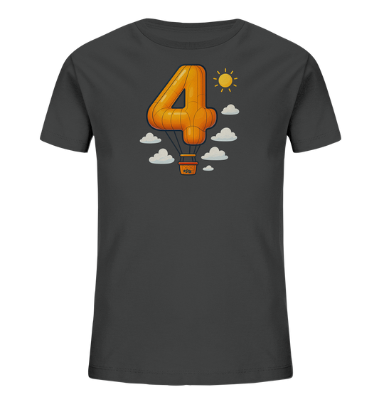 Onlineshop Shirts fuer Kinder - Das Bild zeigt ein dunkelgraues T-Shirt fuer Kinder mit einem auffaelligen Druck auf der Vorderseite. Das zentrale Motiv ist eine Illustration eines orangefarbenen Heissluftballons, der die Form der Zahl vier hat. Der Ballon schwebt zwischen cartoonartigen weissen Wolken, und am oberen Rand ist eine kleine gelbe Sonne zu sehen. Das Design ist verspielt und farbenfroh.
