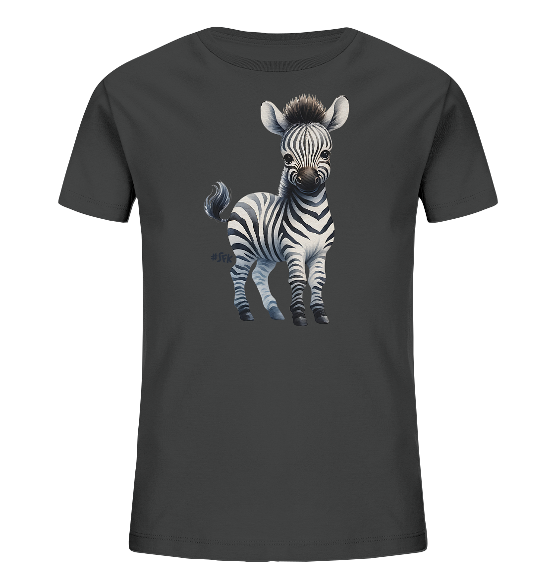 Onlineshop Shirts fuer Kinder - Das Bild zeigt ein dunkelgraues T-Shirt fuer Kinder mit einem detailreichen Druck eines Baby Zebras auf der Vorderseite. Das niedliche Zebra steht aufrecht und zeigt sein charakteristisches schwarz-weisses Streifenmuster sowie seine kleine Maehne. Der Hintergrund des Shirts ist einfarbig dunkelgrau und hebt die Illustration des Tieres hervor. Das Design ist ansprechend und neutral gehalten.