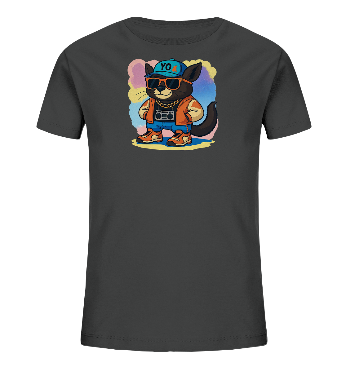Onlineshop Shirts fuer Kinder - Das Bild zeigt ein dunkelgraues Kinder-T-Shirt mit einem farbenfrohen Motiv auf der Vorderseite. Zentral ist eine Cartoon-Figur, die einem laessigen Tier mit Sonnenbrille, Muetze und goldener Kette aehnelt. Es traegt eine orangefarbene Jacke, Jeans und Turnschuhe. Der Hintergrund besteht aus abstrakten, pastellfarbenen Formen, die dem Design einen verspielten Akzent verleihen.