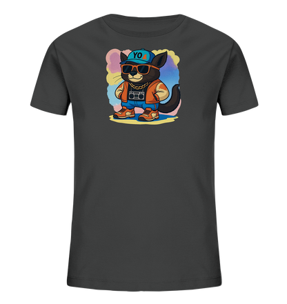 Onlineshop Shirts fuer Kinder - Das Bild zeigt ein dunkelgraues Kinder-T-Shirt mit einem farbenfrohen Motiv auf der Vorderseite. Zentral ist eine Cartoon-Figur, die einem laessigen Tier mit Sonnenbrille, Muetze und goldener Kette aehnelt. Es traegt eine orangefarbene Jacke, Jeans und Turnschuhe. Der Hintergrund besteht aus abstrakten, pastellfarbenen Formen, die dem Design einen verspielten Akzent verleihen.