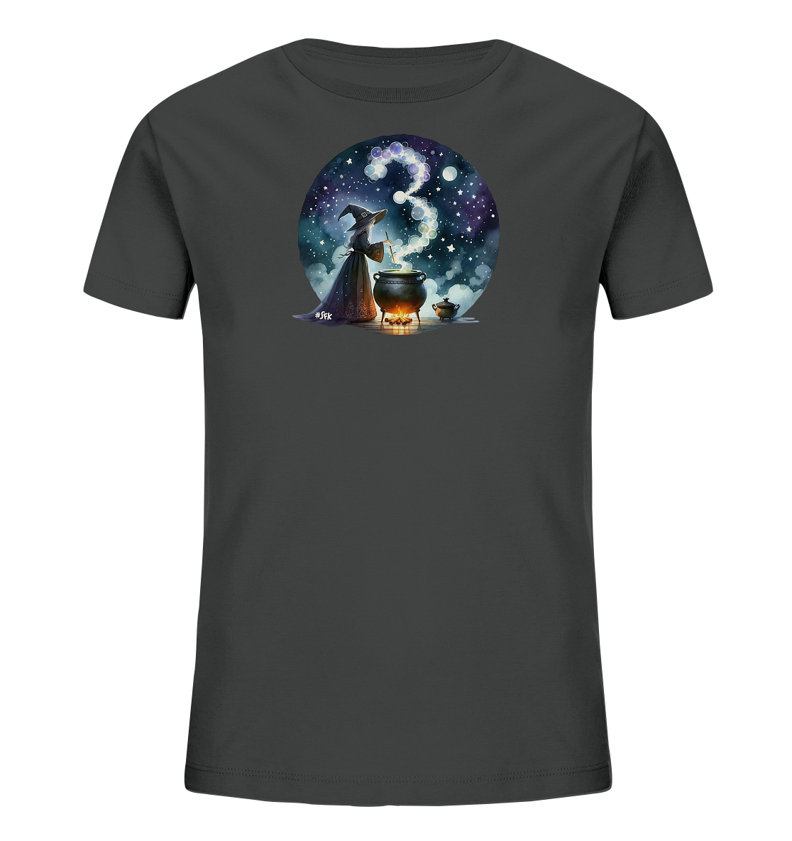 Onlineshop Shirts fuer Kinder - Das dunkelgraue T-Shirt zeigt eine kreisfoermige Grafik mit einem magischen Motiv. Eine Figur in einem spitzen Hut ruehrt in einem Kessel, aus dem Dampf in Form einer grossen '3' aufsteigt. Der Hintergrund ist ein Nachthimmel mit vielen Sternen und Monden. Dieses fantasievolle Design spricht Kinder an.