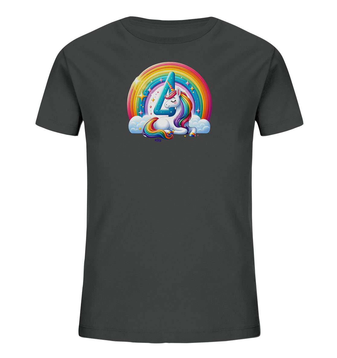 Onlineshop Shirts fuer Kinder - Dieses dunkelgraue T-Shirt zeigt ein farbenfrohes Motiv auf der Vorderseite. Ein niedliches Einhorn mit Regenbogenmaehne liegt vor einer grossen blauen Zahl '4', die wie ein Einhornhorn geformt ist. Dahinter spannt sich ein leuchtender Regenbogenbogen ueber Wolken und funkelnden Sternen. Das Design ist verspielt und ideal fuer Kinder.