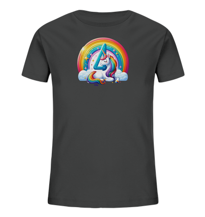 Onlineshop Shirts fuer Kinder - Dieses dunkelgraue T-Shirt zeigt ein farbenfrohes Motiv auf der Vorderseite. Ein niedliches Einhorn mit Regenbogenmaehne liegt vor einer grossen blauen Zahl '4', die wie ein Einhornhorn geformt ist. Dahinter spannt sich ein leuchtender Regenbogenbogen ueber Wolken und funkelnden Sternen. Das Design ist verspielt und ideal fuer Kinder.