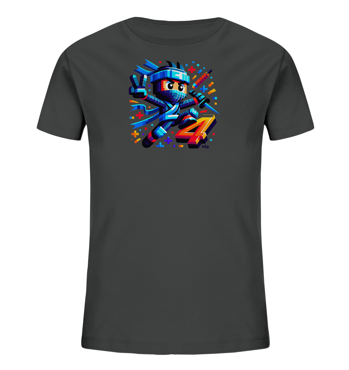 Onlineshop Shirts fuer Kinder - Das Bild zeigt ein dunkelgraues T-Shirt fuer Kinder mit einer farbenfrohen Pixel-Grafik. Ein Ninja-Charakter in blauer und schwarzer Kleidung macht ein Peace-Zeichen und traegt ein Schwert. Neben der Figur ist die Zahl 4 in Rot- und Gelbtoenen mit einem 3D-Effekt abgebildet. Bunte Pixel-Elemente umrahmen das dynamische Design.