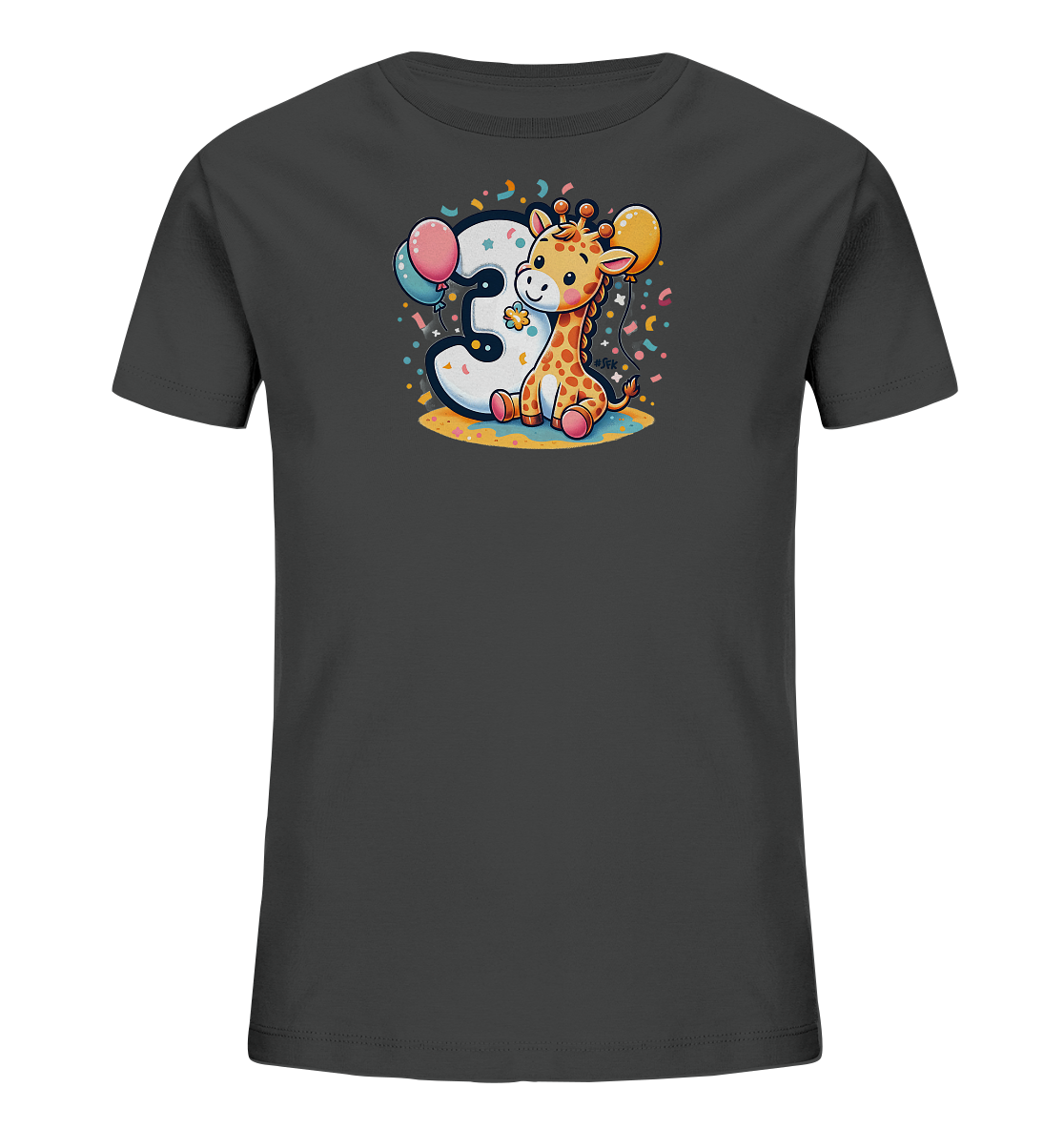 Onlineshop Shirts fuer Kinder - Das Bild zeigt ein dunkelgraues T-Shirt mit einem bunten Druck. Auf dem Shirt ist eine niedliche Cartoon-Giraffe abgebildet, die neben einer grossen, weissen Zahl 3 sitzt. Um die Giraffe und die Zahl sind Luftballons und Konfetti verteilt. Dieses froehliche Motiv ist ideal fuer einen dritten Geburtstag.