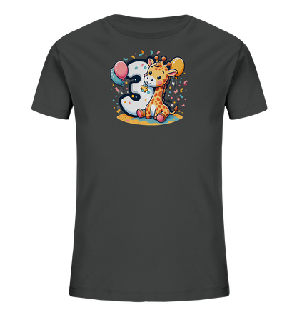 Onlineshop Shirts fuer Kinder - Das Bild zeigt ein dunkelgraues T-Shirt mit einem bunten Druck. Auf dem Shirt ist eine niedliche Cartoon-Giraffe abgebildet, die neben einer grossen, weissen Zahl 3 sitzt. Um die Giraffe und die Zahl sind Luftballons und Konfetti verteilt. Dieses froehliche Motiv ist ideal fuer einen dritten Geburtstag.