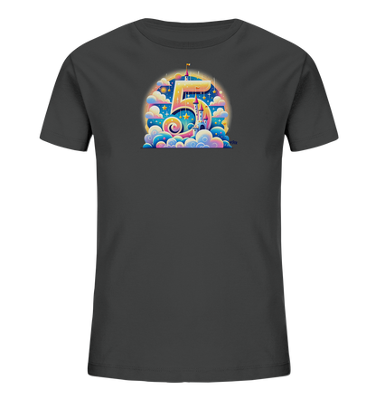 Onlineshop Shirts für Kinder - Dieses dunkelgraue T-Shirt für Kinder zeigt eine große, bunte Grafik einer stilisierten Zahl '5'. Das Design integriert ein fantasievolles Schloss, weiche Wolken und funkelnde Sterne in lebhaften Farben. Die Darstellung vermittelt eine magische und traumhafte Atmosphäre. Es ist ideal für besondere Anlässe wie einen 5. Geburtstag.