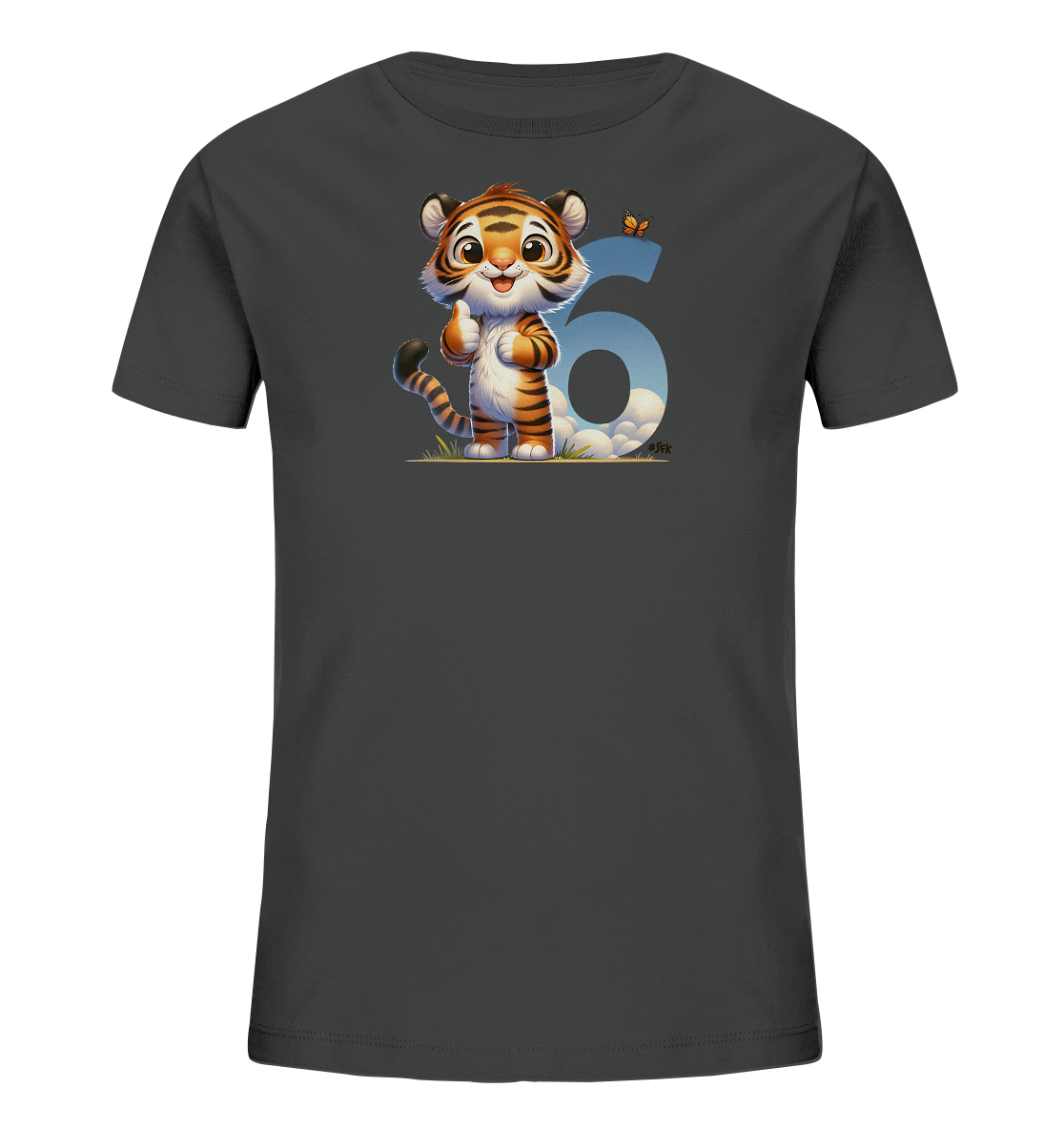 Onlineshop Shirts fuer Kinder - Das Bild zeigt ein anthrazitfarbenes Kinder-T-Shirt mit einem niedlichen Motiv. Ein laechelnder Tiger mit Thumbs-up steht neben einer grossen Zahl '6', die einen Himmel mit Wolken zeigt. Eine kleine orangefarbene Schmetterlingsgrafik ergaenzt das Design. Das Motiv wirkt freundlich und verspielt, ideal fuer Kinder.