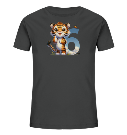 Onlineshop Shirts fuer Kinder - Das Bild zeigt ein anthrazitfarbenes Kinder-T-Shirt mit einem niedlichen Motiv. Ein laechelnder Tiger mit Thumbs-up steht neben einer grossen Zahl '6', die einen Himmel mit Wolken zeigt. Eine kleine orangefarbene Schmetterlingsgrafik ergaenzt das Design. Das Motiv wirkt freundlich und verspielt, ideal fuer Kinder.