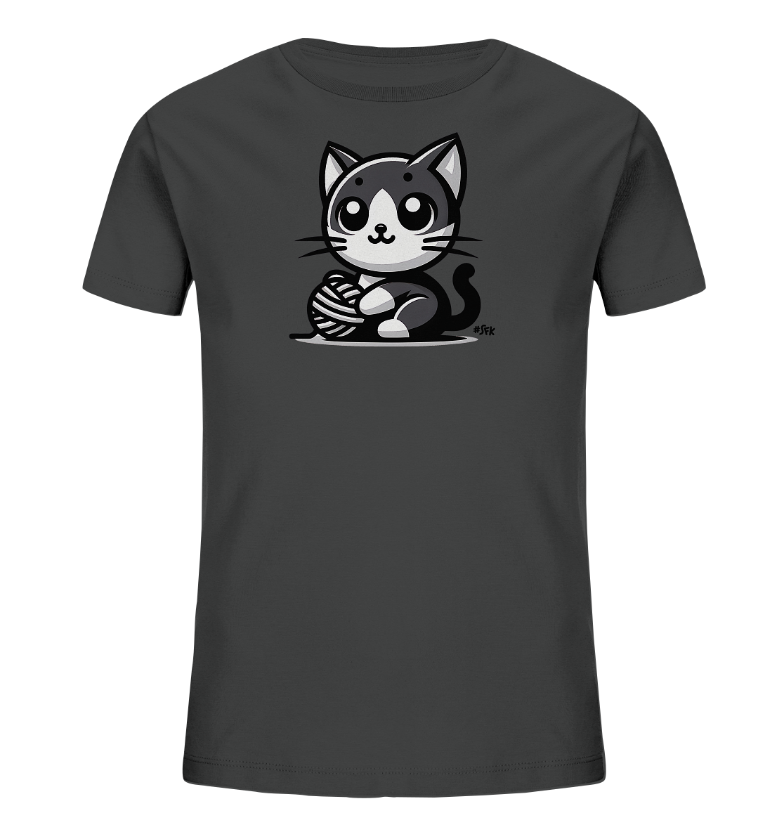 Onlineshop Shirts fuer Kinder - Das Bild zeigt ein dunkelgraues T-Shirt fuer Kinder. Auf der Vorderseite ist eine niedliche, schwarz-weisse Zeichentrick-Katze dargestellt. Die Katze sitzt und spielt mit einem Wollknaeuel, das sie mit ihren Pfoten festhaelt. Das Motiv ist charmant und kindgerecht gestaltet.