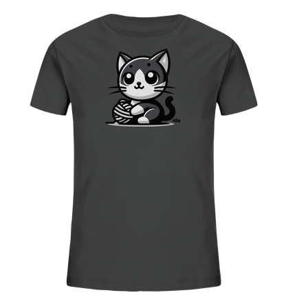 Onlineshop Shirts fuer Kinder - Das Bild zeigt ein dunkelgraues T-Shirt fuer Kinder. Auf der Vorderseite ist eine niedliche, schwarz-weisse Zeichentrick-Katze dargestellt. Die Katze sitzt und spielt mit einem Wollknaeuel, das sie mit ihren Pfoten festhaelt. Das Motiv ist charmant und kindgerecht gestaltet.