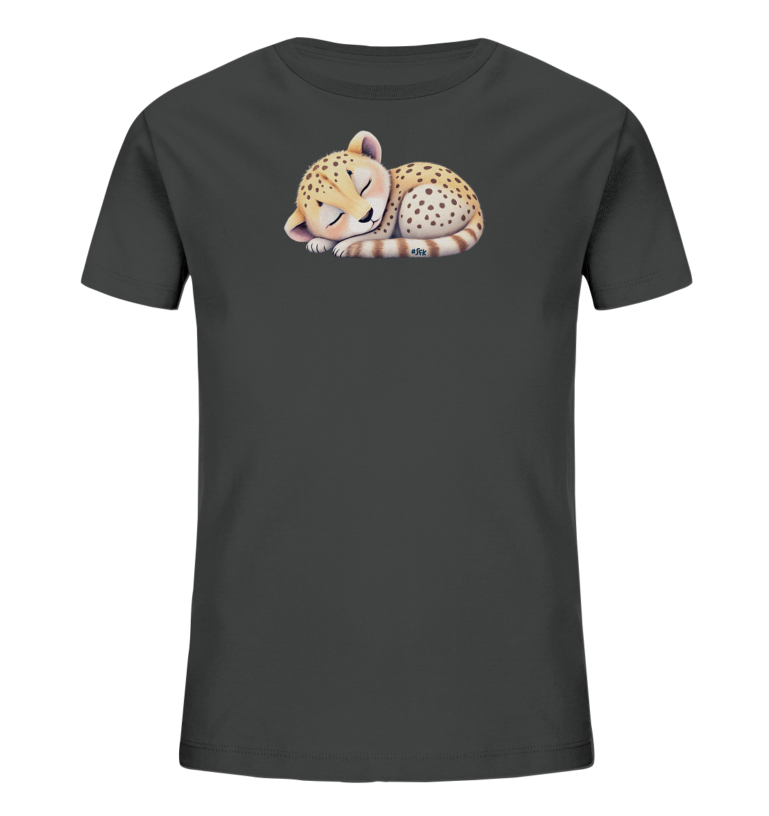 Onlineshop Shirts fuer Kinder - Das Bild zeigt ein dunkelgraues Kinder-T-Shirt. Auf der Vorderseite befindet sich eine niedliche Illustration eines schlafenden Baby-Gepards. Das kleine Tier ist zusammengerollt dargestellt, mit geschlossenen Augen und einem zufriedenen Ausdruck. Die Darstellung ist detailliert mit den typischen Fellflecken und Streifen am Schwanz.