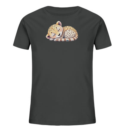 Onlineshop Shirts fuer Kinder - Das Bild zeigt ein dunkelgraues Kinder-T-Shirt. Auf der Vorderseite befindet sich eine niedliche Illustration eines schlafenden Baby-Gepards. Das kleine Tier ist zusammengerollt dargestellt, mit geschlossenen Augen und einem zufriedenen Ausdruck. Die Darstellung ist detailliert mit den typischen Fellflecken und Streifen am Schwanz.