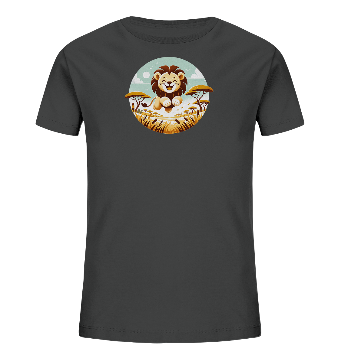 Onlineshop Shirts fuer Kinder - Das Bild zeigt ein dunkelgraues Kinder T-Shirt mit einem runden Aufdruck auf der Vorderseite. Der Aufdruck zeigt einen freundlichen, lachenden Cartoon-Loewen in einer Savannenlandschaft. Die Illustration beinhaltet charakteristische Savannenbaeume, hohe Graeser, einen hellblauen Himmel mit Wolken und fliegende Voegel. Das Motiv ist farbenfroh und kindgerecht gestaltet.