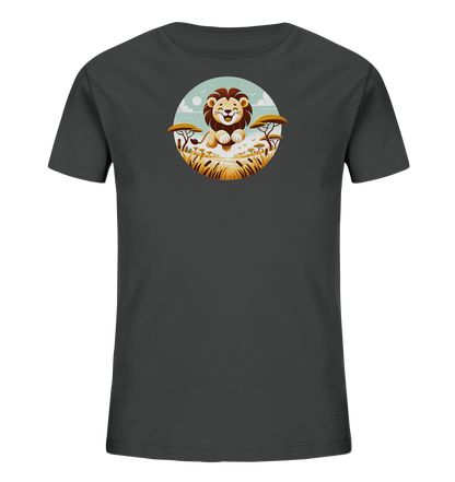 Onlineshop Shirts fuer Kinder - Das Bild zeigt ein dunkelgraues Kinder T-Shirt mit einem runden Aufdruck auf der Vorderseite. Der Aufdruck zeigt einen freundlichen, lachenden Cartoon-Loewen in einer Savannenlandschaft. Die Illustration beinhaltet charakteristische Savannenbaeume, hohe Graeser, einen hellblauen Himmel mit Wolken und fliegende Voegel. Das Motiv ist farbenfroh und kindgerecht gestaltet.