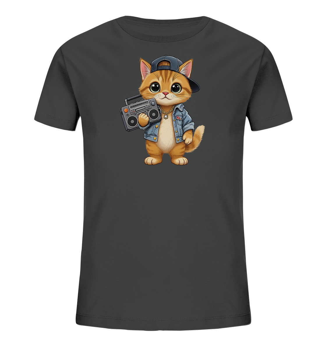 Onlineshop Shirts fuer Kinder - Das Bild zeigt ein dunkelgraues T-Shirt mit einem niedlichen Kaetzchen als Motiv auf der Vorderseite. Das Kaetzchen traegt eine umgedrehte Baseballkappe, eine Jeansjacke und eine goldene Kette. Es haelt einen klassischen Boombox in seinen Pfoten. Das Design wirkt modern und verspielt, mit grossen, ausdrucksstarken Augen des Kaetzchens.