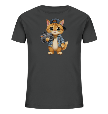 Onlineshop Shirts fuer Kinder - Das Bild zeigt ein dunkelgraues T-Shirt mit einem niedlichen Kaetzchen als Motiv auf der Vorderseite. Das Kaetzchen traegt eine umgedrehte Baseballkappe, eine Jeansjacke und eine goldene Kette. Es haelt einen klassischen Boombox in seinen Pfoten. Das Design wirkt modern und verspielt, mit grossen, ausdrucksstarken Augen des Kaetzchens.