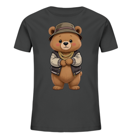 Onlineshop Shirts fuer Kinder - Das Bild zeigt ein dunkelgraues Kinder-T-Shirt mit einem braunen Baerenmotiv auf der Vorderseite. Der Baer traegt einen olivfarbenen Hut, eine College-Jacke mit hellen Ärmeln und mehrere goldene Ketten um den Hals. Er hat ein freundliches Gesicht und seine Arme sind vor dem Koerper verschraenkt. Das gesamte Design verleiht dem T-Shirt einen modernen und laessigen Charakter.