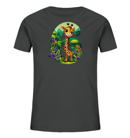 Onlineshop Shirts fuer Kinder - Das Bild zeigt ein dunkelgraues Kinder-T-Shirt mit einem grossen, bunten Aufdruck einer Zahl '6'. Die Zahl ist mit einem lebendigen Dschungelmotiv gefuellt, in dem eine niedliche Comic-Giraffe steht. Die Giraffe blickt freundlich nach vorne, umgeben von ueppigem Gruen und farbenfrohen Blumen. Dieses verspielte Design ist ansprechend fuer Kinder und bringt Freude.
