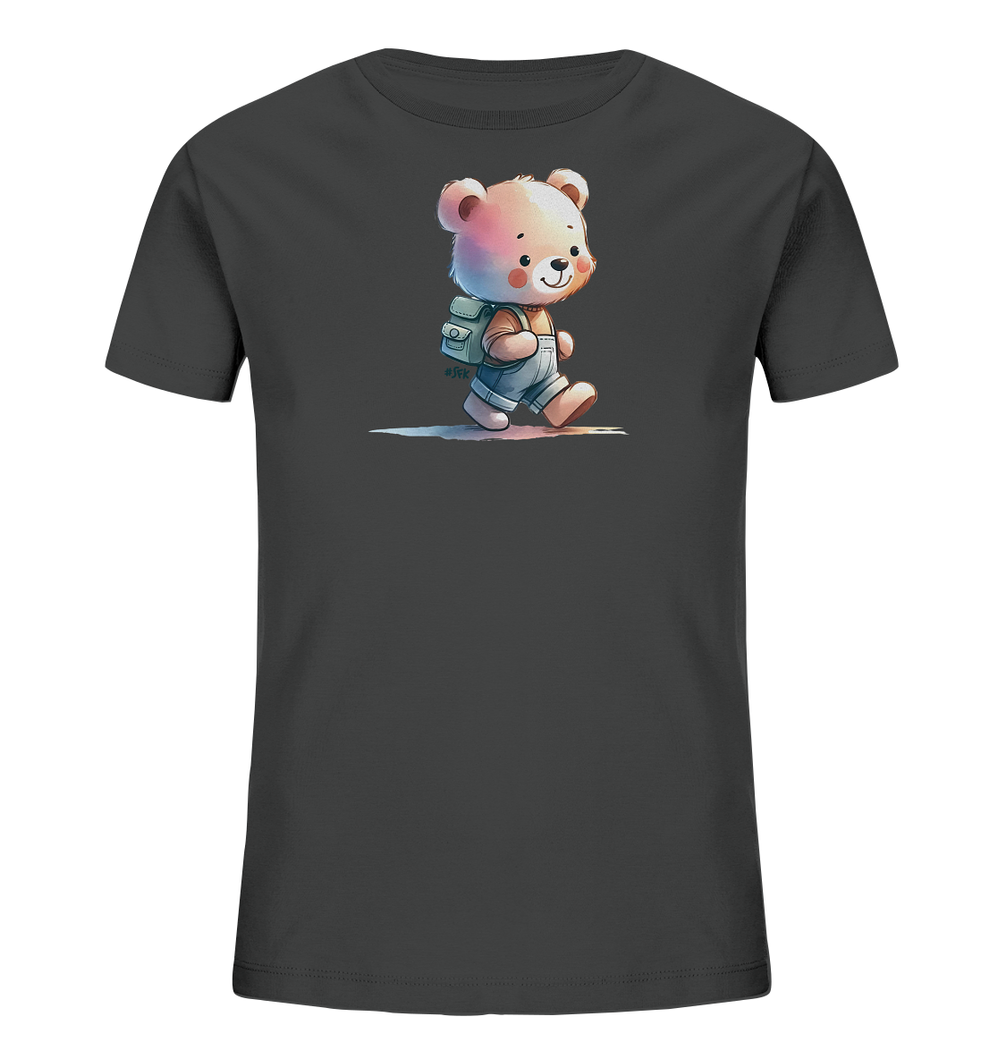 Onlineshop Shirts für Kinder - Das Bild zeigt ein dunkelgraues Kinder-T-Shirt mit einer Illustration eines niedlichen Comic-Bären. Der Bär trägt Latzhosen und einen kleinen Rucksack und wird beim Gehen dargestellt. Die Grafik ist im Stil einer Aquarellmalerei gehalten mit weichen Farben und Konturen. Das Design verleiht dem Shirt einen verspielten und freundlichen Charakter, ideal für Kinder.