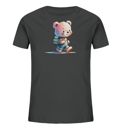 Onlineshop Shirts für Kinder - Das Bild zeigt ein dunkelgraues Kinder-T-Shirt mit einer Illustration eines niedlichen Comic-Bären. Der Bär trägt Latzhosen und einen kleinen Rucksack und wird beim Gehen dargestellt. Die Grafik ist im Stil einer Aquarellmalerei gehalten mit weichen Farben und Konturen. Das Design verleiht dem Shirt einen verspielten und freundlichen Charakter, ideal für Kinder.